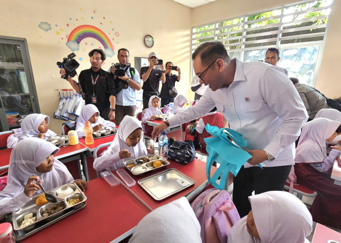 Wamen Todotua Pasaribu Kunjungi Program MBG di SDN Lengkong Gudang