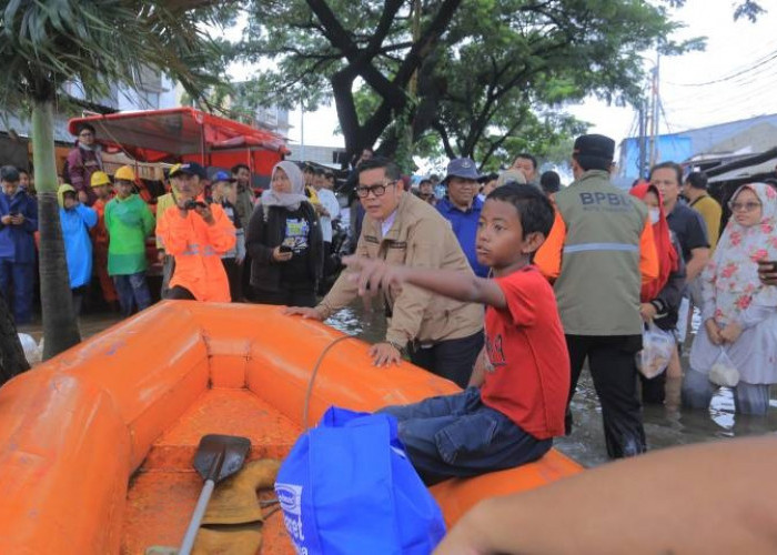 Relawan PMI Kota Evakuasi Warga Terdampak Banjir