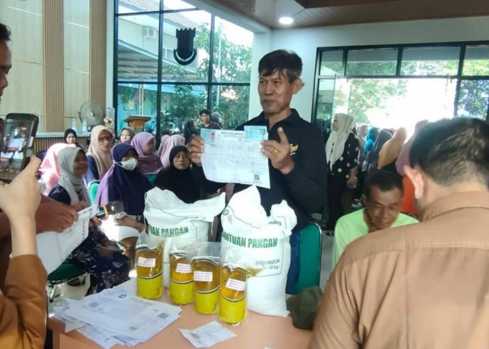 Camat Cisauk Pantau Bantuan Pangan Bulog di Tiga Desa, Jamin Tepat Sasaran ke Penerima Manfaat