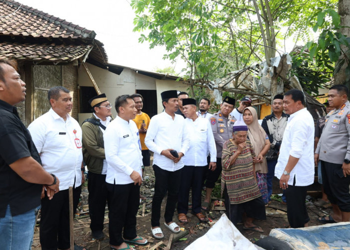 Bupati Tanegrang Pastikan Rumah Roboh di Kresek Dibangun Kembali