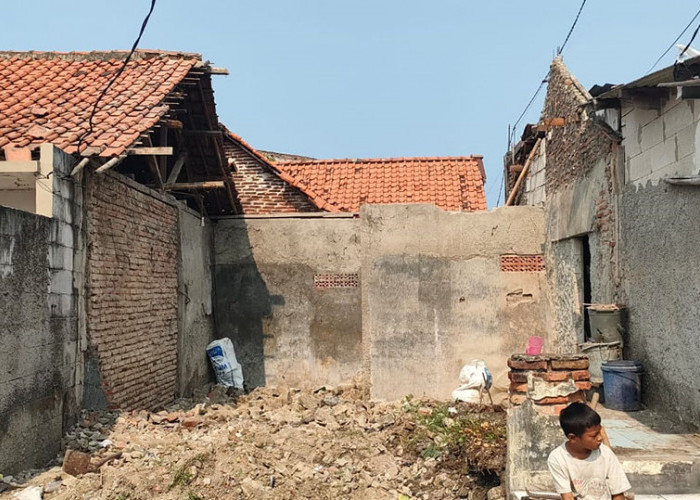 Rumah Nenek Renta Ambruk Diterjang Angin