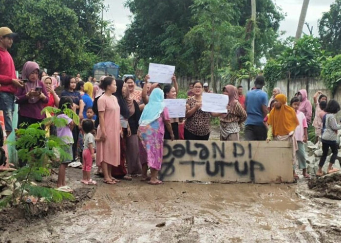 Jalan Rusak Tak Pernah Diperbaiki, Jalan ke TPST Dengung Diblokir Emak-Emak