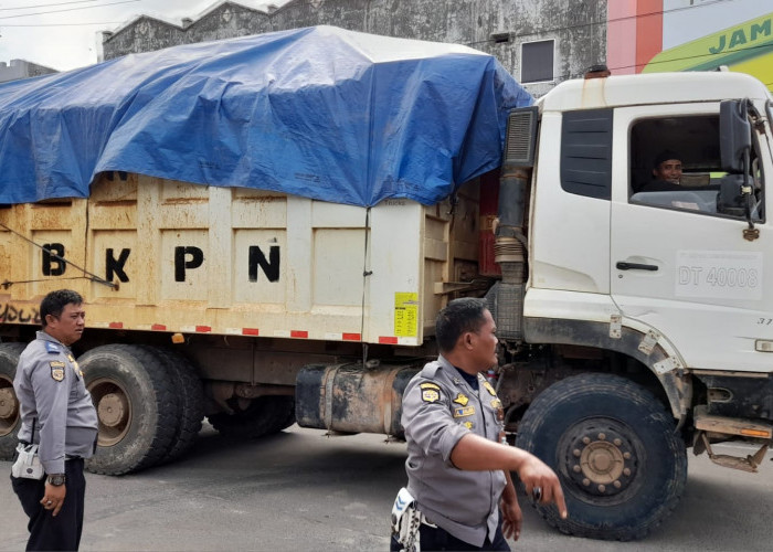 Dishub Kabupaten Tangerang dan Trantib Kecamatan Operasi Pengawasan Truk Tambang di Tugu Mauk