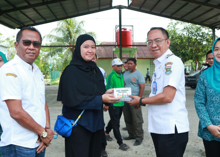 Upaya Mengurangi Volume Sampah, Perdana, Bank Sampah Masuk Desa Cikuya - Solear 