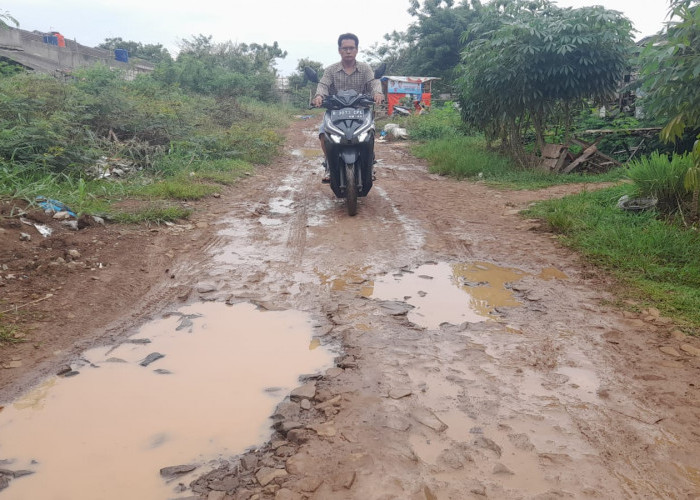 Jalan di Kabupaten Tangerang Ini Bak Kolam Bebek