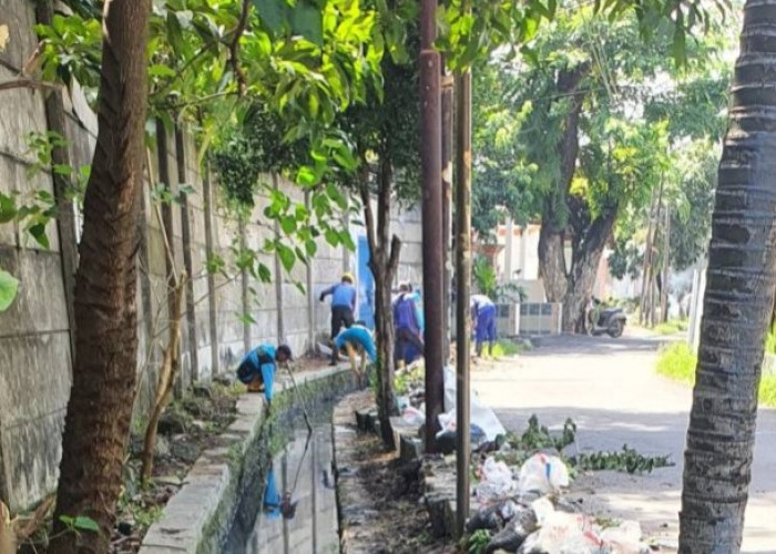 Antisipasi Banjir, DPU Keruk Saluran Air