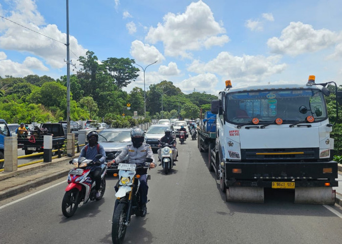 Kelebihan Muatan Truk Bermuatan Peralatan Alat Berat Tak Kuat Menanjak Di Jalan Ciater Serpong