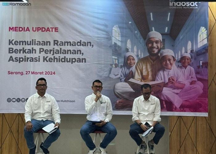 Indosat Berbagi Keberkahan lewat Bantuan Gerobak untuk Marbot Masjid 