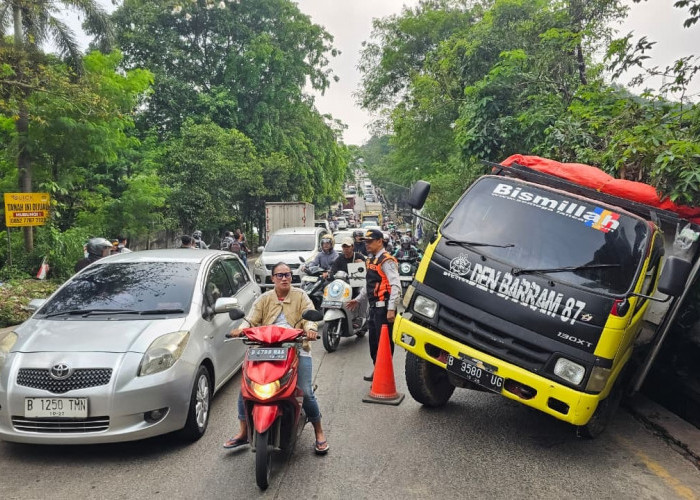 Lagi, Tak Kuat Nanjak Truk Sirtu Terperosok Parit