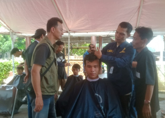 Dinsos Kota Tangerang Didik Warga Mahir Pangkas Rambut