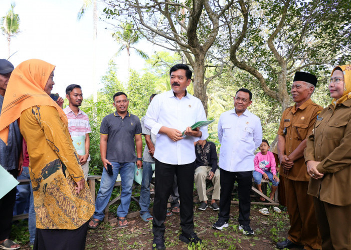 Kunjungi Serang, Menteri ATR/BPN Bagikan Sertifikat Tanah