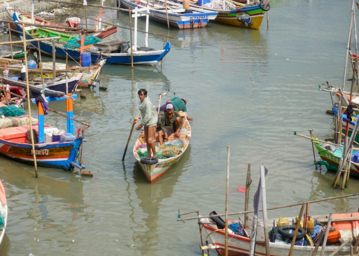 Cuaca Buruk, Nelayan Tetap Melaut, Perairan di Sekitar Mauk Tangerang Belum Mencapai 2 Meter