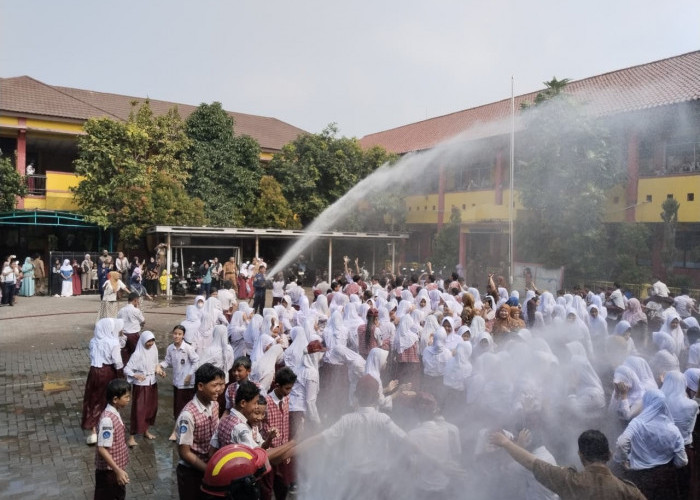 SDN Jurumudi 4 Panggil Damkar Rayakan Kelulusan Siswa