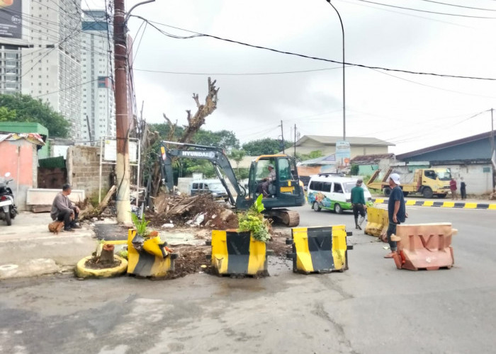 Warga Gotong Royong Lebarkan Jalan Menuju Pintu Tol Serbaraja