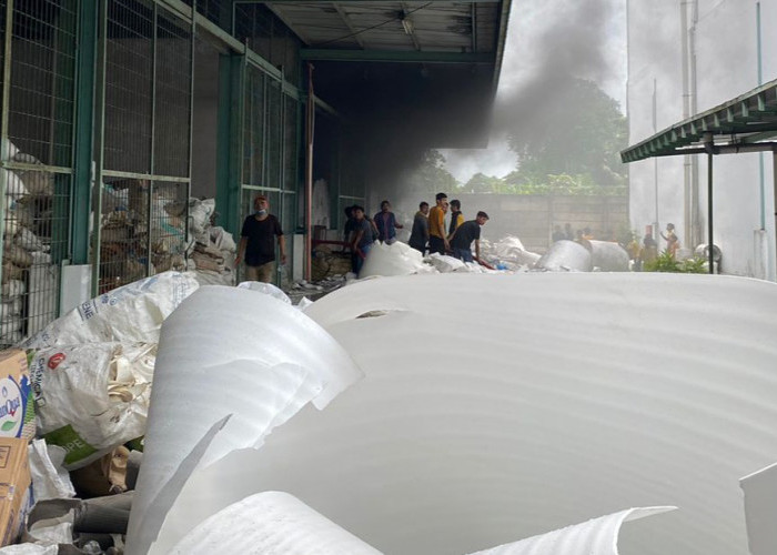 Pabrik Styrofoam Panongan Terbakar, Satu Pegawai Alami Luka