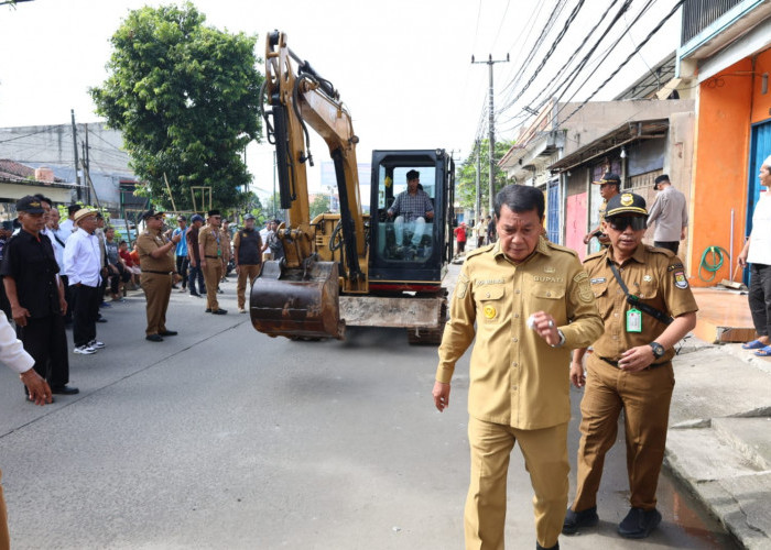 Normalisasi Drainase di Villa Tangerang Elok, Bupati Maesyal Tinjau Pembongkaran Bangunan