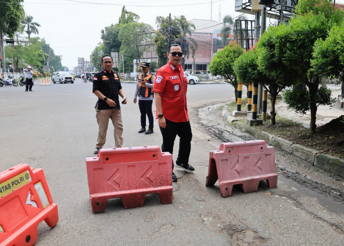 Dinilai Membahayakan, Budi Tutup Jalan Rusak di Alun-alun
