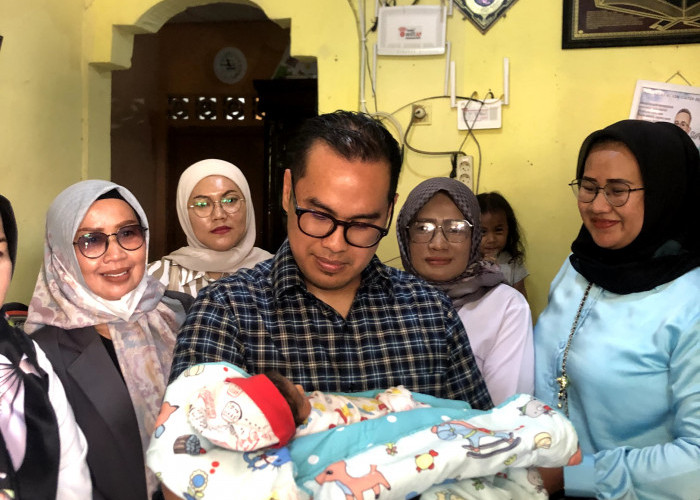 Tengok Bayi Yang Terlahir dari Ibu Seorang ODGJ, Pilar Berikan Nama Abdullah