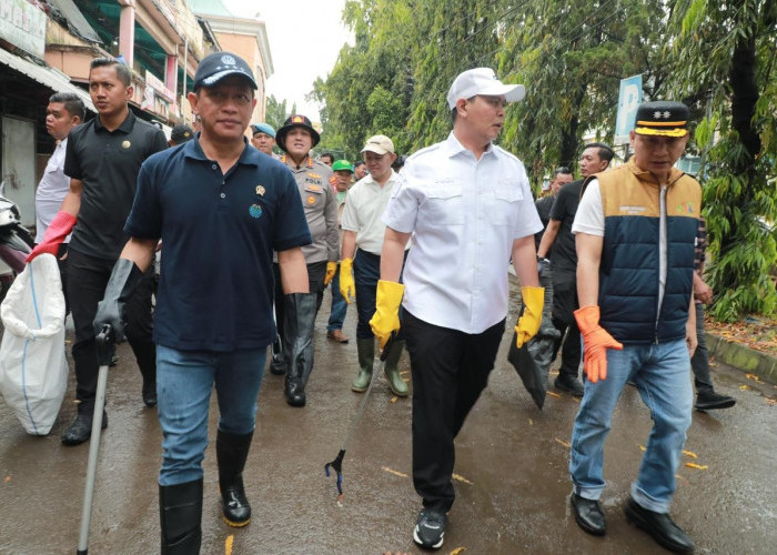 Menteri LH Bersih-Bersih di Royal Baroe dan Pasar Induk Rau
