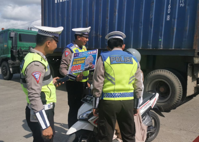 Laksanakan Operasi Keselamatan Maung, Pengendara Diberi Stiker dan Brosur