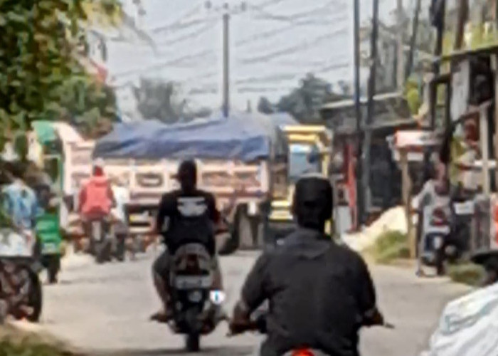 Warga Turun ke Jalan Tolak Dilintasi Truk Tanah Siang Hari di Tangerang