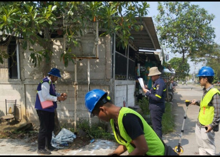 Perumdam TKR Lakukan Pengukuran untuk Pasang Pipa Air di Perumahan Mutiara Puri Harmoni