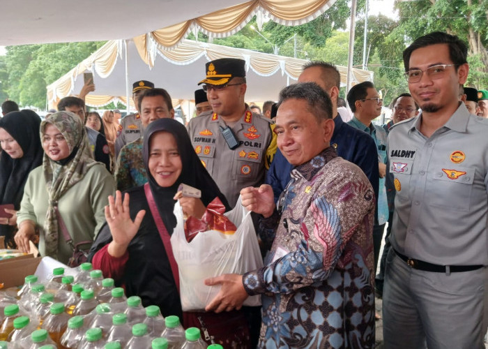 Warga Serbu Pasar Murah Ramadan di Alun-alun Barat Kota Serang 