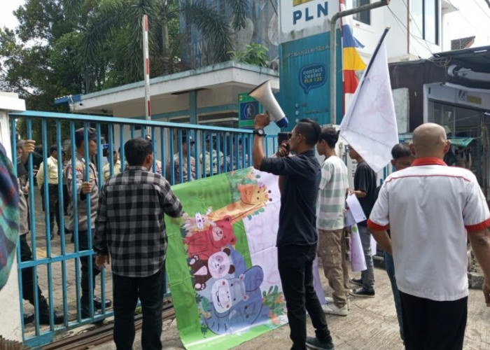 Banyak Pemasangan KWH Ilegal, Kantor UP3 PLN Banten Didemo