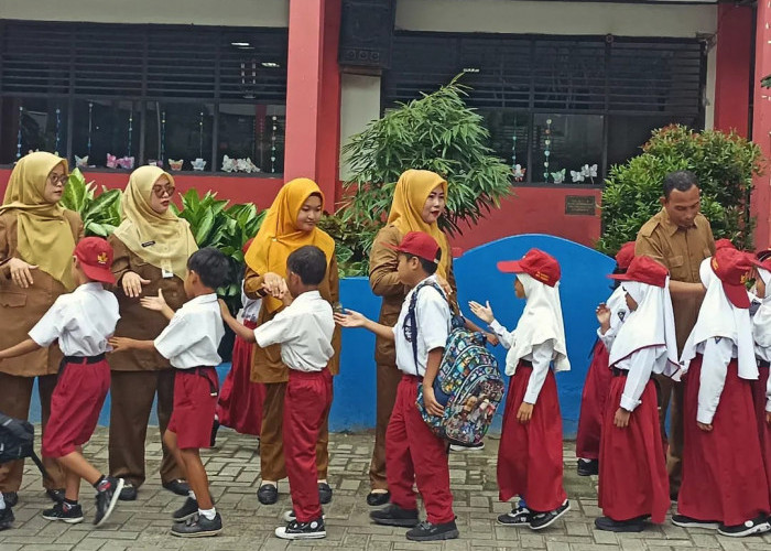 Kebiasaan Sehari-Hari Siswa SDN Karawaci 6 Kota Tangerang, Semangat Pagi Sambut Kedatangan Siswa