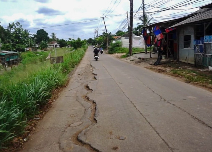 DBMSDA Janji Lakukan Penambalan, Banyak Pemotor Jatuh Akibat Jalan Raya Daon Rusak