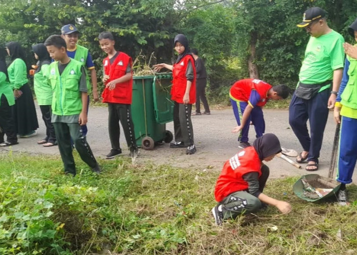 SMPN 1 Kemiri Lakukan Aksi Bersih Lingkungan Sekolah