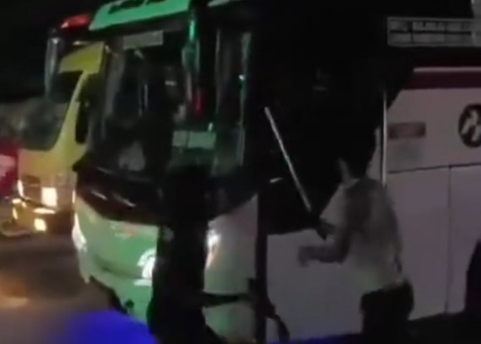 Aksi Preman Rusak Bus Prima Jasa di Kabupaten Tangerang 
