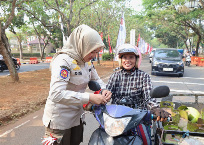 Bagikan Ratusan Bendera, Satpol PP Tanamkan Nasionalisme