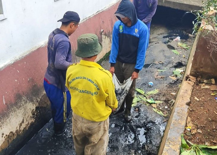 Cegah Banjir, Saluran Air di Larangan Indah Dikeruk