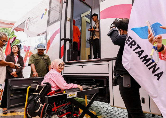 PT Pertamina (Persero) memperluas akses layanan kesehatan bagi perempuan dengan menyerahkan satu unit mobil ma