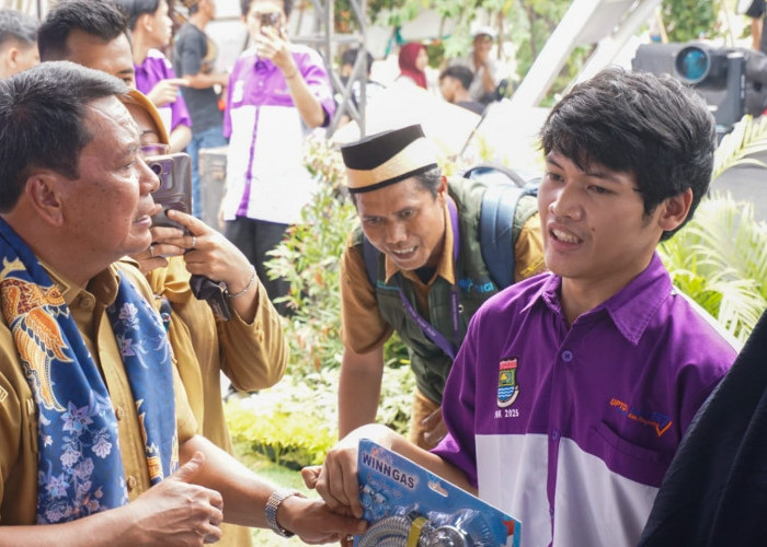 Bupati Serahkan Peralatan Usaha untuk Disabilitas