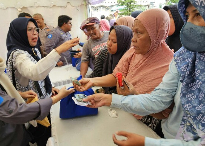 Ribuan Masyarakat Manfaatkan Bazar Sembako Murah