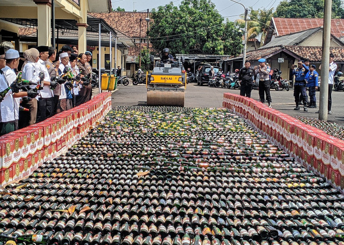 17 Ribuan Botol Miras Dimusnahkan