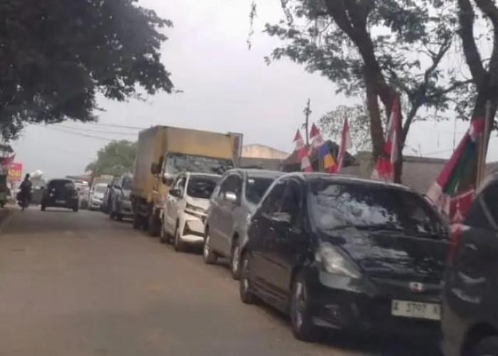 Jembatan Cirokoy Tak Kunjung Selesai, Jalan Pandeglang - Labuan Macet Berjam-jam