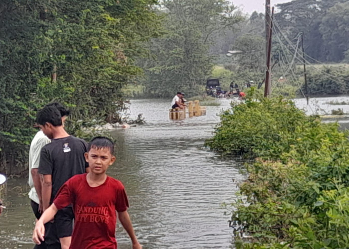 Belum Ditinggikan, Jalan di Desa Jambu Karya Terendam lagi Akibat Luapan Sungai Cimanceuri