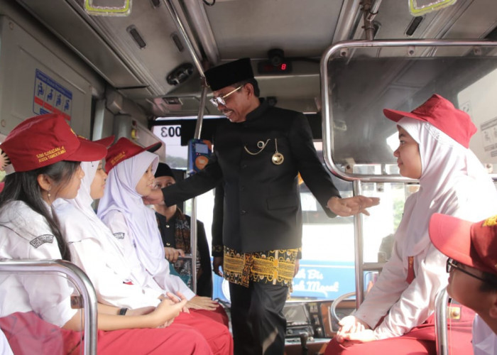 Gunakan Angkutan Sekolah Gratis, Pelajar Wajib Berpakaian Seragam Sekolah