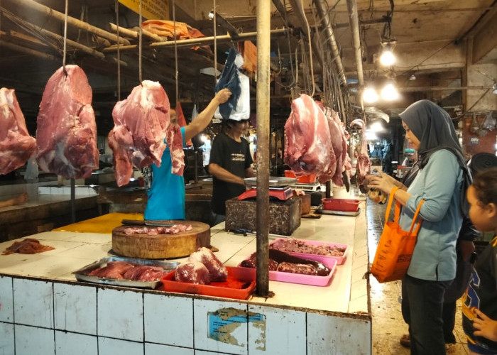 Harga Daging di Pasar Serpong Merangkak Naik