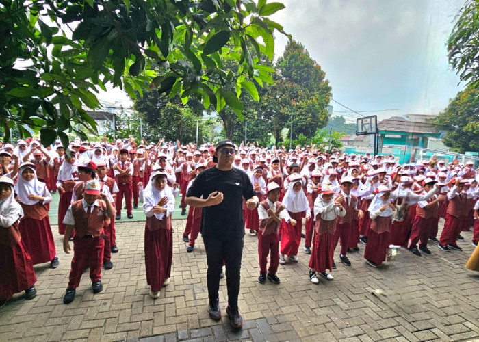 Hari Perama Masuk Sekolah, SDN Pamulang 2 Ajak Siswa Senam 