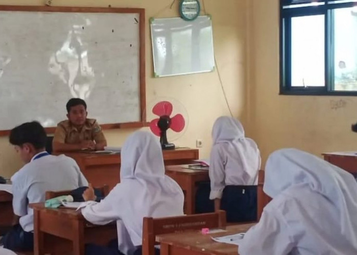 Guru SMPN 3 Pagedangan  Selalu Punya Cara Berikan Pelajaran