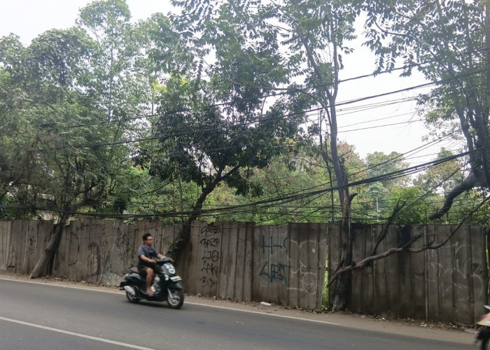 Kabel Semrawut di Jalan KH Hasyim Asy’ari Dikeluhkan 