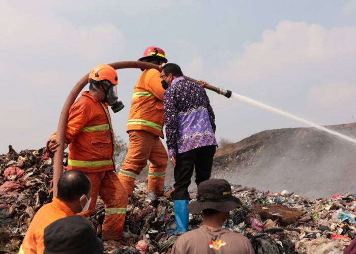 Hari Kesepuluh Kebakaran TPA Jatiwaringin, Sisa 1,2 Hektare Diisolasi