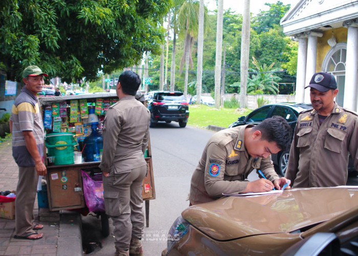 12 Orang Pedagang Kaki Lima Disidang Tipiring