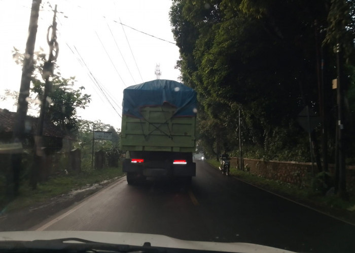 Kangkangi SE Bupati, Truk Tonase Besar Masih Melintas Siang Hari