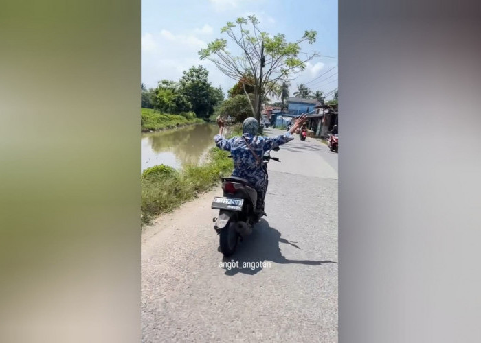 Aksi Emak-Emak 'Lepas Tangan' Naik Motor Viral