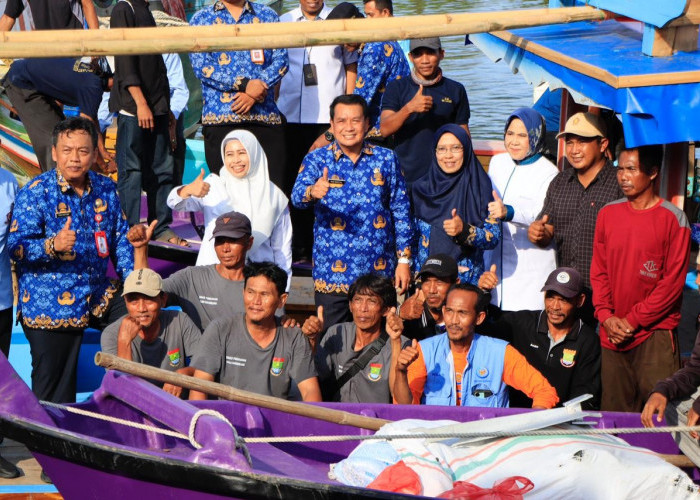 Nelayan Kronjo Dapat Bantuan Kapal Ikan